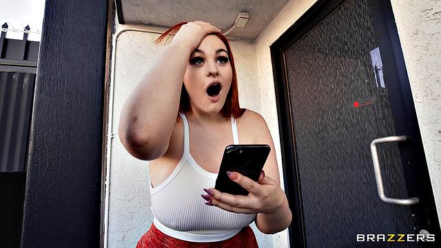 рыжая с аппетитной жопой меняет наряды и трахается на диване