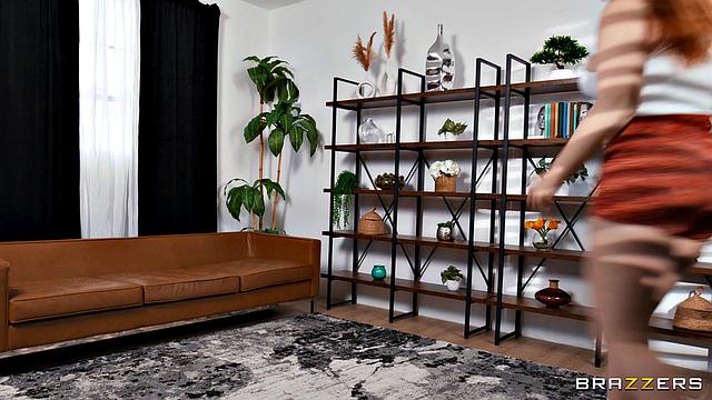 рыжая с аппетитной жопой меняет наряды и трахается на диване