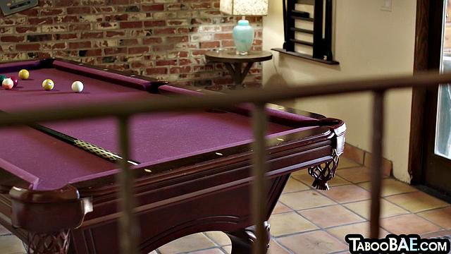 стройная латинка кайфует на члене парня