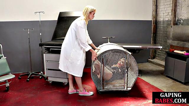 Блондинка в страпоне жестко трахает зрелую в анал под доминированием женщины-доминантки.