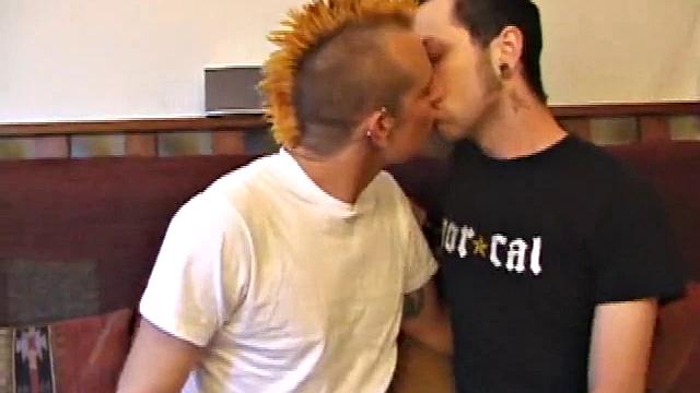 волосатый чувак выдал мастер-класс: подрочил, отсосал, полизал - всё и сразу