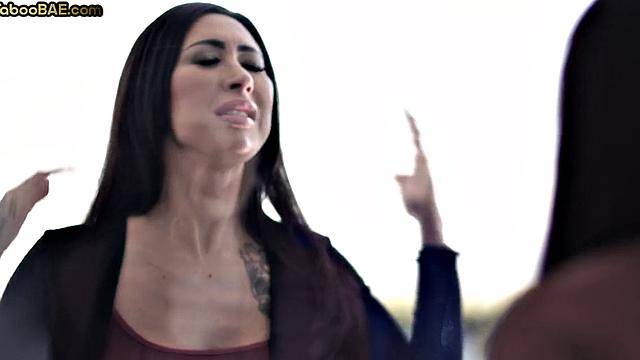 смотри, как ботан жестко трахает пышногрудую в догги