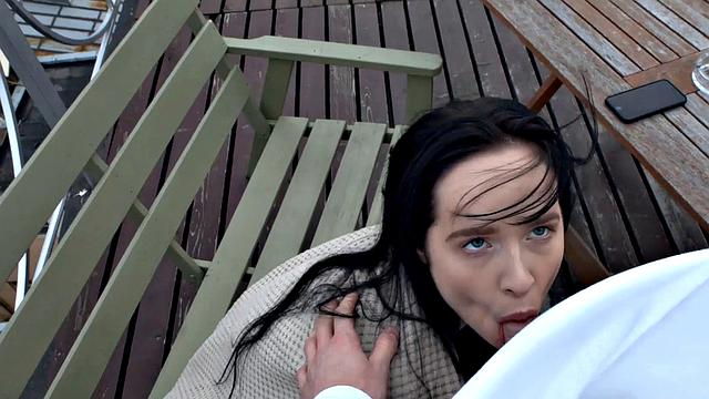 ненасытная сводная сестра жадно сосёт и прыгает на члене брата