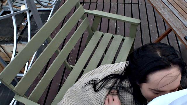 ненасытная сводная сестра жадно сосёт и прыгает на члене брата