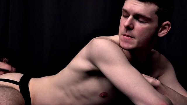 парни в джокстрапах устраивают весёлую групповуху без резинки