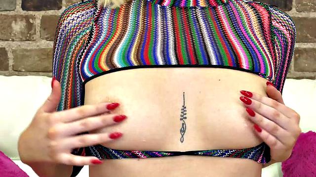 Tattooed Natural Tits Blonde Marilyn Johnson Fits All Her Fingers Inside Her Pussy