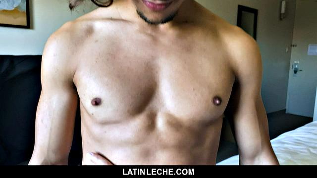 Лос-анджелесский фанат страстно сосёт небритый член оператора и глотает сперму