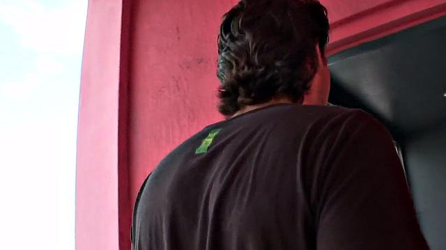 Стрейт парень сосёт в глори-холе, девушка подглядывает