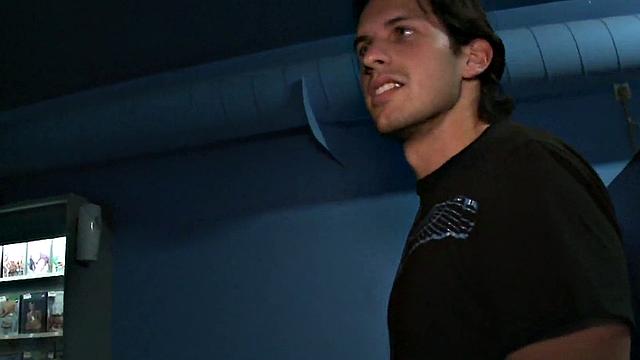 Стрейт парень сосёт в глори-холе, девушка подглядывает