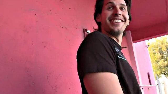 Стрейт парень сосёт в глори-холе, девушка подглядывает