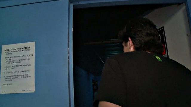 Стрейт парень сосёт в глори-холе, девушка подглядывает