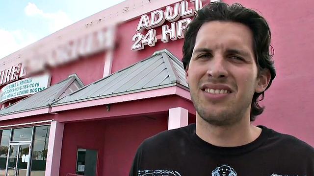 Стрейт парень сосёт в глори-холе, девушка подглядывает