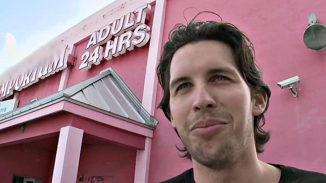 Стрейт парень сосёт в глори-холе, девушка подглядывает