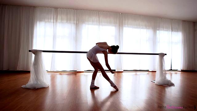 Tiny Ballet Dancer - S3:E1