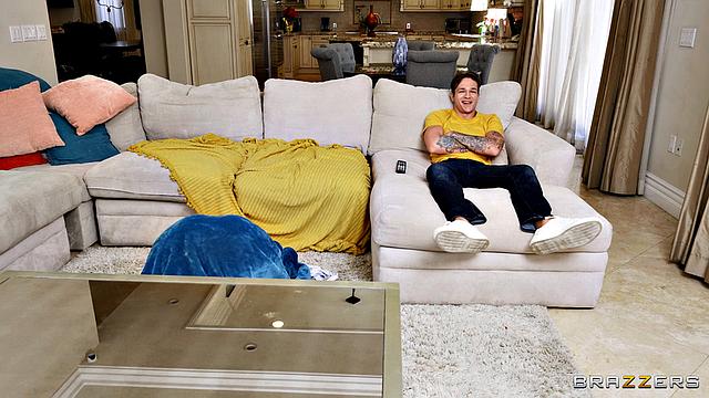 транс трахает двух соседей по комнате подряд