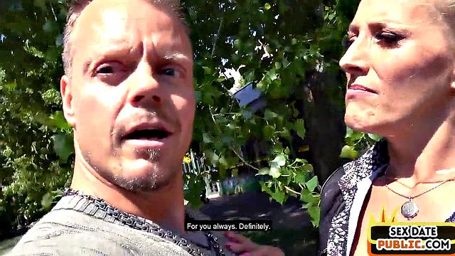 Большая грудь, кружевные трусы и мамка на четвереньках - кто устоит, тот не мужчина?