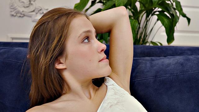 Гибкая невеста вытворяет трюки, а муж просто статист при сексе