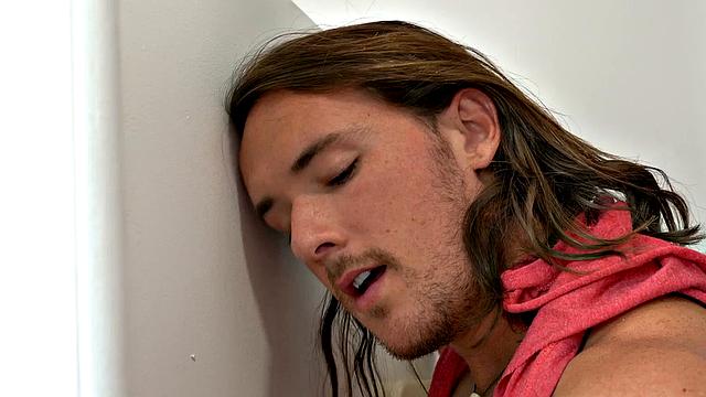 Дакота Пейн рвется на толстый член через дырку в стене