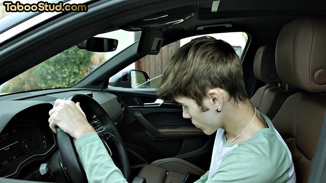 Skinny amateur twunk in 3way