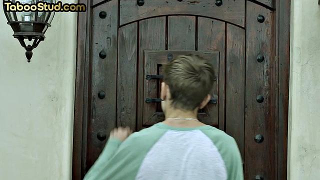 Skinny amateur twunk in 3way