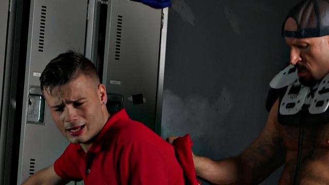 Straight barebacker agrees to blowjob by gay assistant