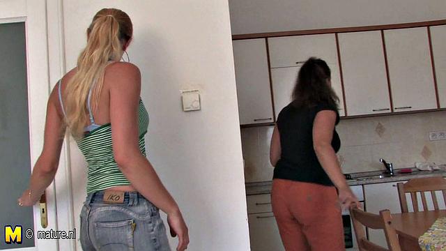 опытная milf показывает новенькой как правильно лизать