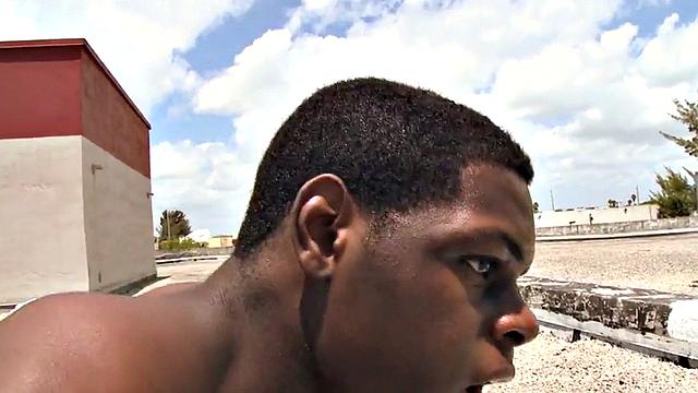 Black bottom gets fucked outdoors by white top in public