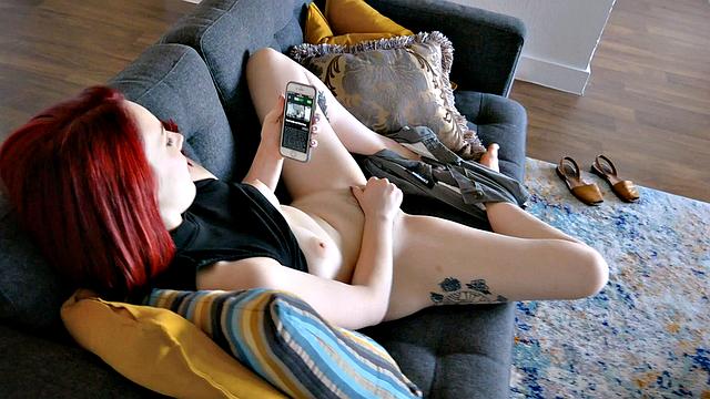 рыжая на самоизоляции ловит кайф от большого черного