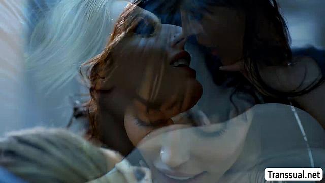 Брюнетка разбудила транса, чтобы отсосать и дать в киску от души.