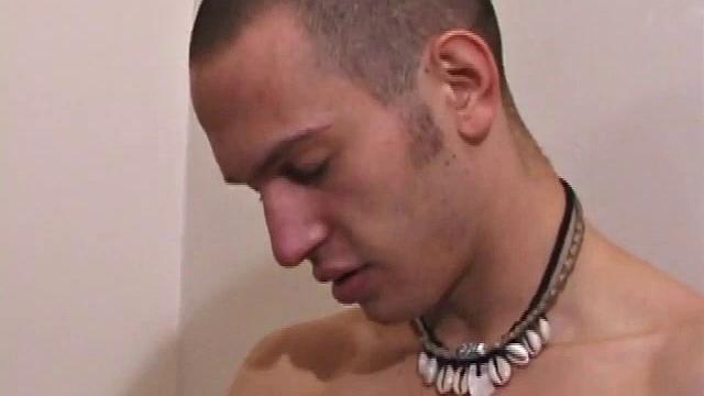 Торке дрочит Че и кончает на него во время секса