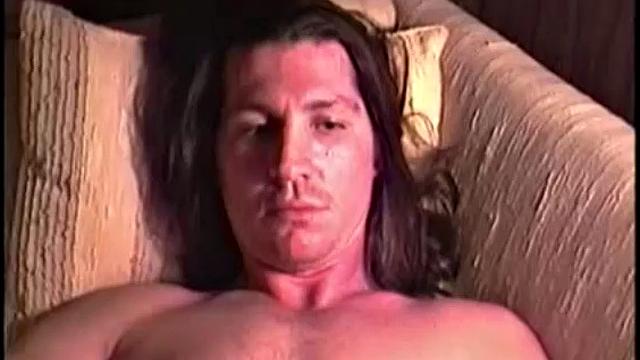 Билли дрочит по-взрослому и кончает как настоящий мужик