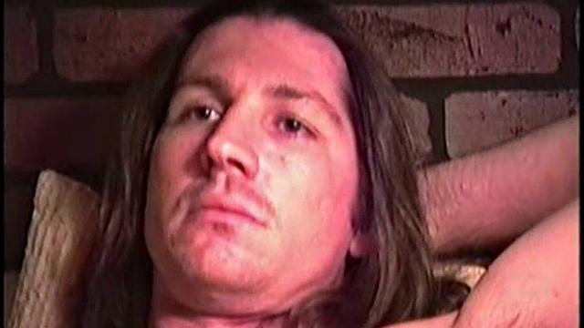 Билли дрочит по-взрослому и кончает как настоящий мужик