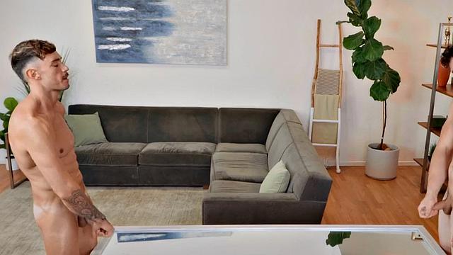 качок с тату ловит жёсткий прикольный трах в жопу от парня