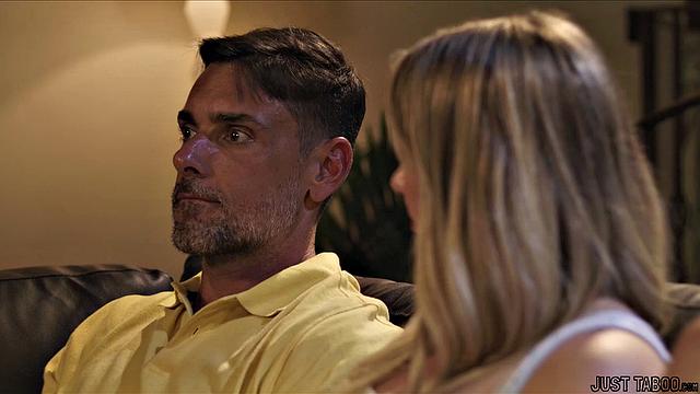 Смотри, как Maisey Monroe заводит Ryan Driller на киносеансе и трахает его по полной программе в одиночестве.