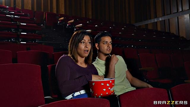 Тина Файр подсовывает секс-игрушки в попкорн и получает анальный секс прямо в кинотеатре от Jordi El Nino Polla, пока девушка ловит их с поличным.