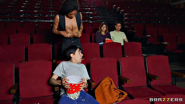 Тина Файр подсовывает секс-игрушки в попкорн и получает анальный секс прямо в кинотеатре от Jordi El Nino Polla, пока девушка ловит их с поличным.