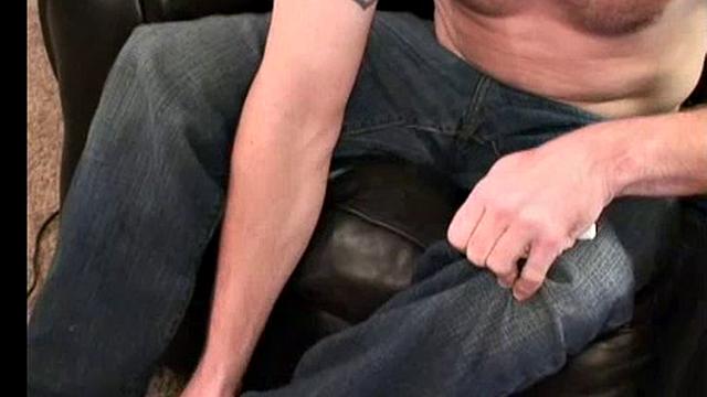 Алан мощно дрочит свой член и щедро кончает на камеру