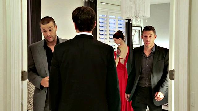 Мия сначала шутит, потом принимает в попу