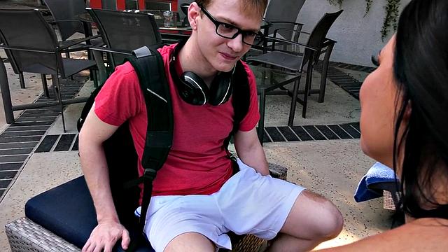 пышногрудая милфа в бикини скачет на члене после горячего минета