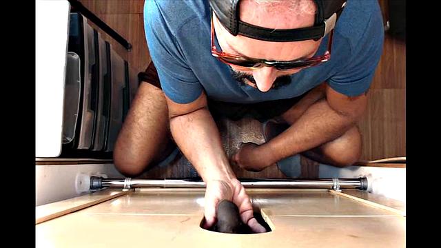 чёрный коп устраивает допрос в дырке