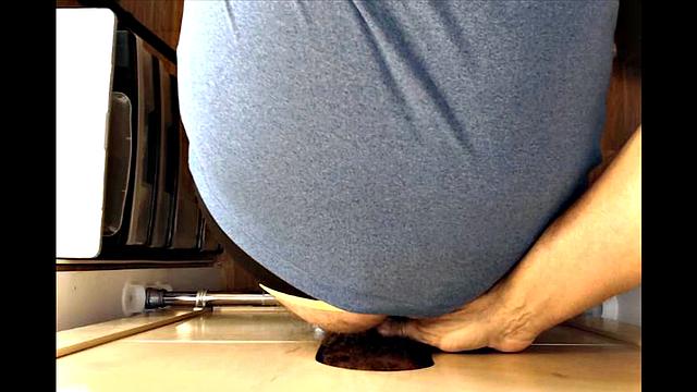 чёрный коп устраивает допрос в дырке