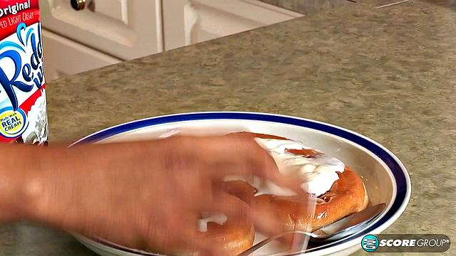 Брюнетка сосёт и балуется с ногами на кухне