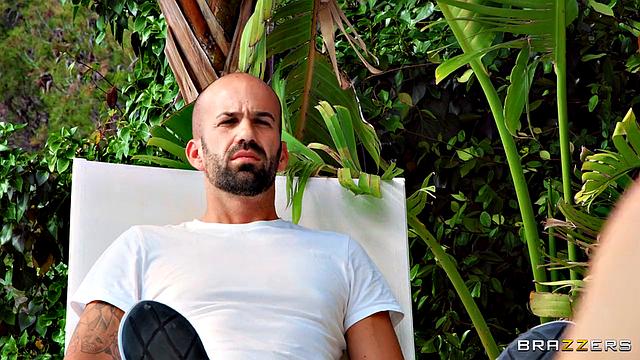 Марьяна Мартикс получает анальный и вагинальный секс у бассейна от Jordi El Nino Polla, потом глотает сперму.