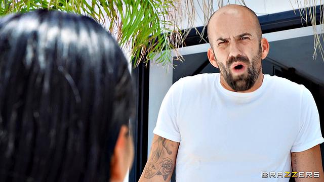 Марьяна Мартикс получает анальный и вагинальный секс у бассейна от Jordi El Nino Polla, потом глотает сперму.