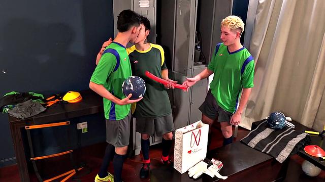 трое горячих латиносов трахаются втроём с игрушками и мощными членами