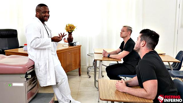 врач учит двоих парней глубокому фистингу в кабинете