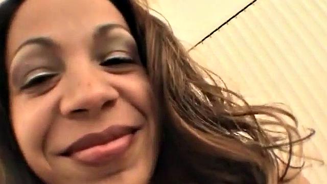 Solo ebony toying hersel in masturbation scene