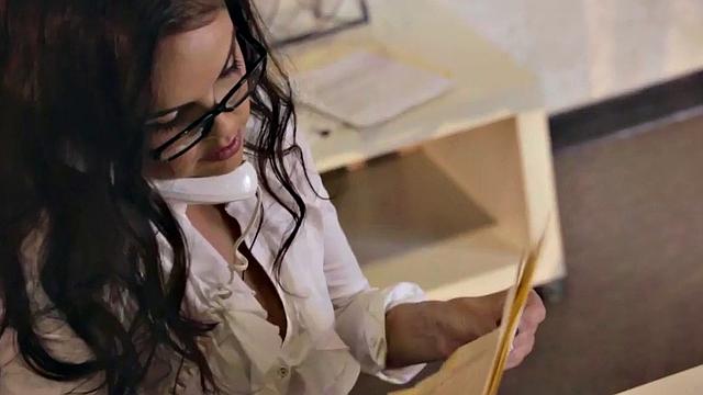 Брюнетка-секретарша в офисе сдается на милость похотливого босса