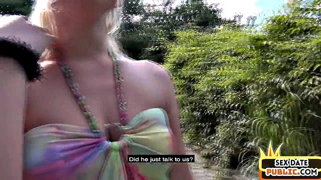 Смотри, как зрелая блондинка кайфует в жёстком тройничке на публике!