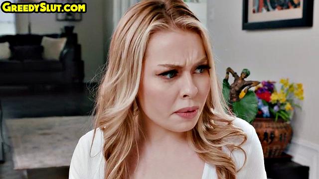 Блондинка с аппетитной попкой любит классическую позу и не стесняется пошутить о своих размерах.